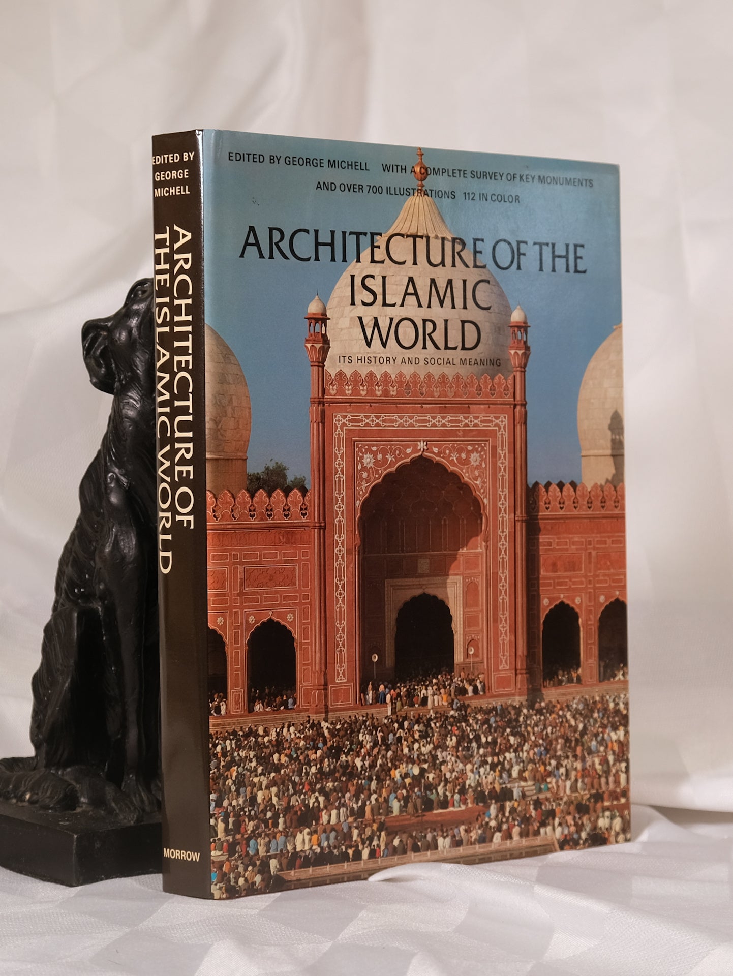 ARCHITECTURE OF THE ISLAMIC WORLD | George MICHELL