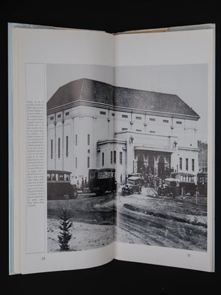 PICTURE PALACES AND FLEA PITS. Eighty Years of Australians At The Pictures.